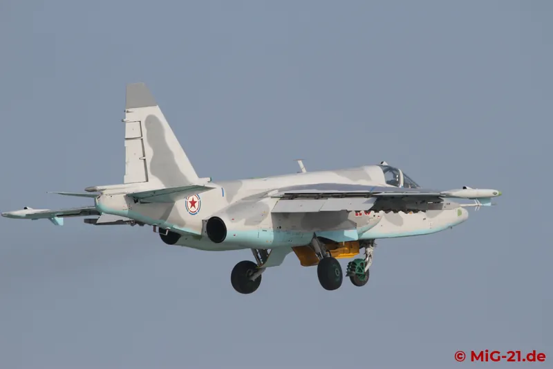 ... but they are Su-25s, three of which now take off. When their display is in full swing, ...