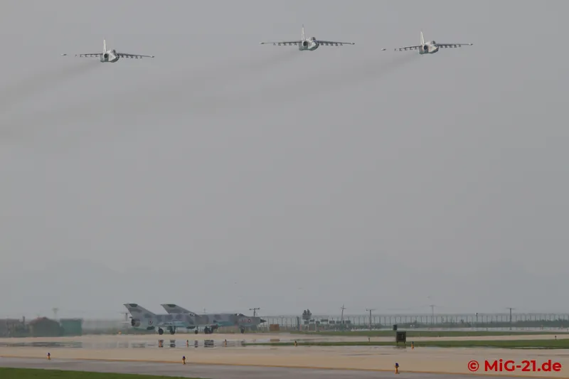 One last flypast of the Su-25 formation ...