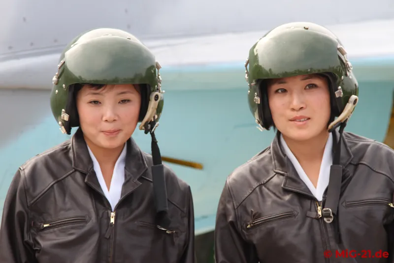 While everything has been very orderly so far, tumultuous scenes unfold when the two MiG-21 pilots appear at …