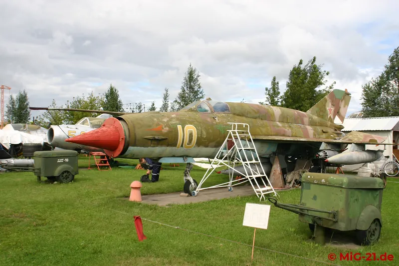 For comparison, the early MiG-21SMT with the characteristic "fat" tank 7.