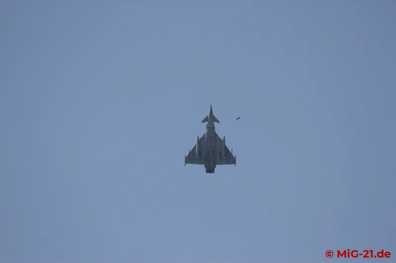 When the announced start of flying came, a Eurofighter took off – far too steeply to come close to the camera.