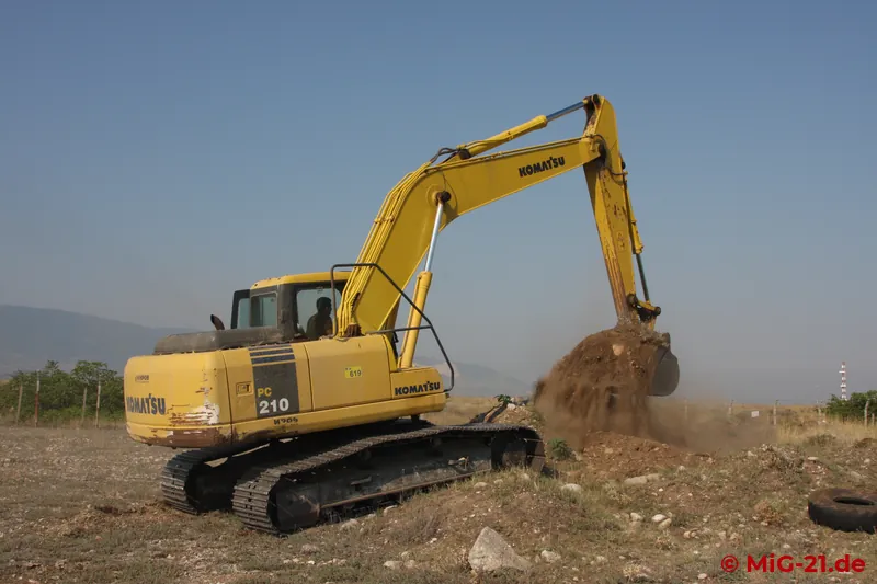 This had never happened before: a friendly digger driver built a "spotter hill" especially for us at the edge …