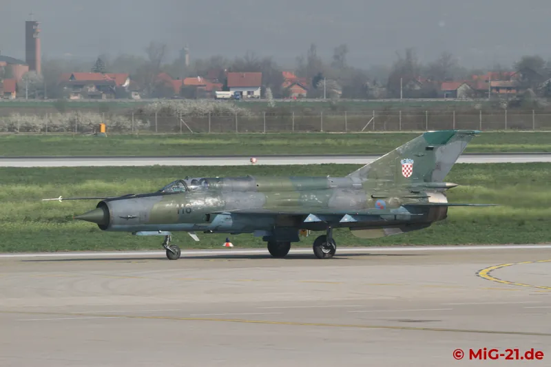 Punctually shortly before half past nine – as predicted by those familiar with local customs – a MiG-21bisD …