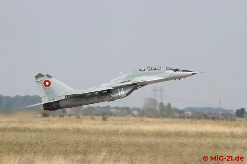 MiG-29 takes off "without landing gear". In the drag race against a Formula 2 racing car, the MiG-29UB crew …