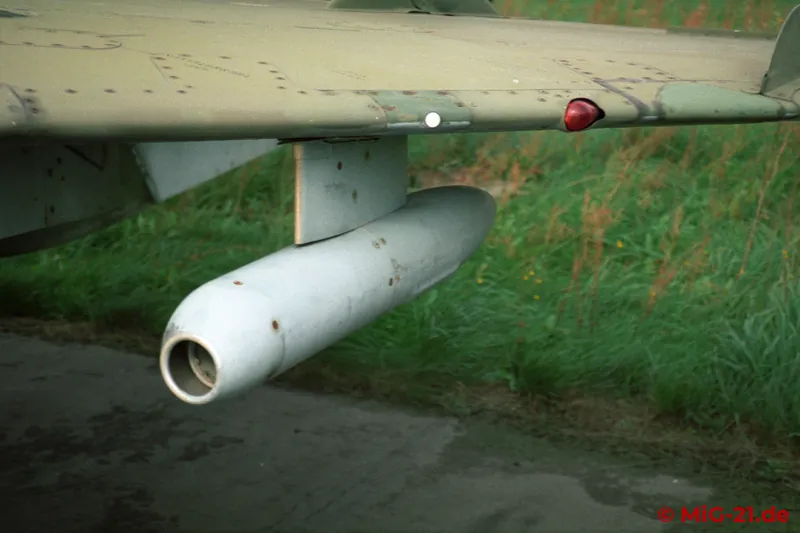 Schießkamera S-13 an der Tragfläche einer MiG-21U.