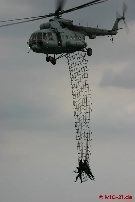 Other highlights were the airlift of specail units by this Mi-8MTV as well as ...