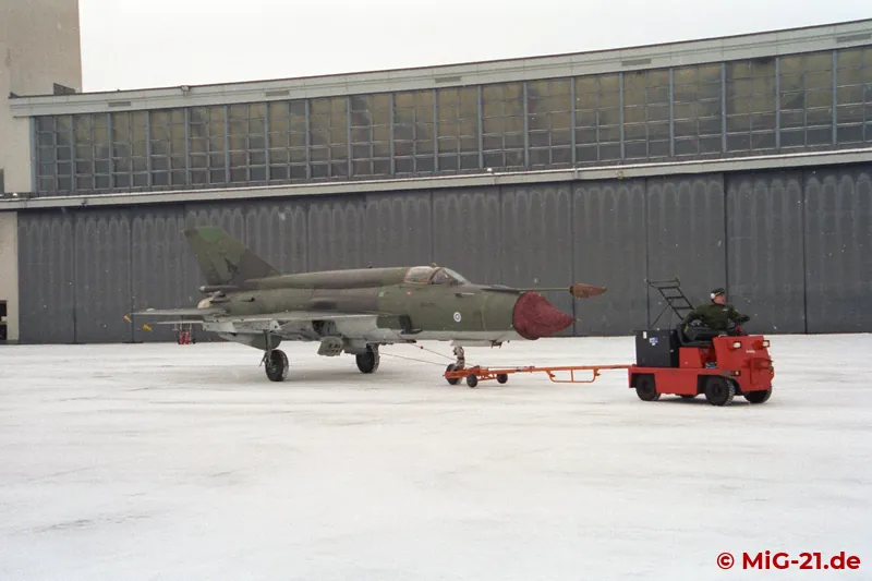 With what is – from a German point of view – curious equipment, the aircraft is towed through the snow ...
