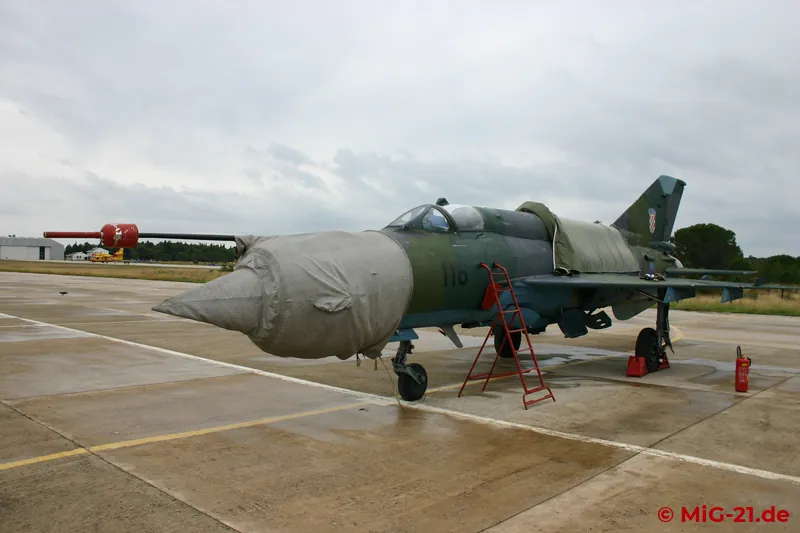 Obwohl bei Aerostar in Rumänien modernisiert, entspricht die Ausrüstung der kroatischen MiG-21bis und …
