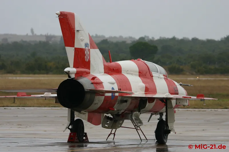 Äußerliche Merkmale der modernisierten kroatischen MiG-21 sind vor allem die Antennen am Seitenleitwerk und …