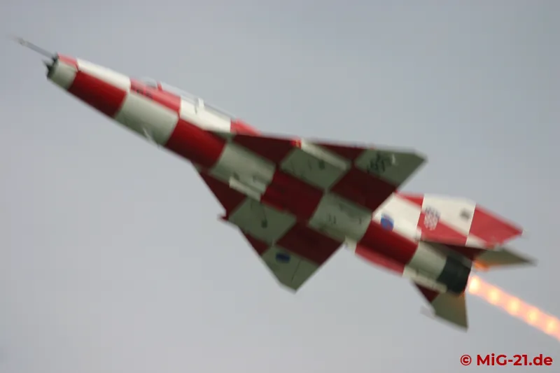 ... making sharp pictures of fast flying aircraft impossible. Nevertheless, the displays of the solo aircraft …