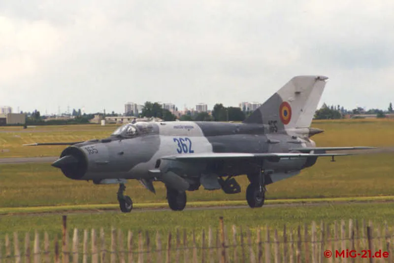 Trotz der rumänischen Hoheitsabzeichen nie im Einsatz bei der Forţele Aeriene Române: MiG-21bis als Prototyp …