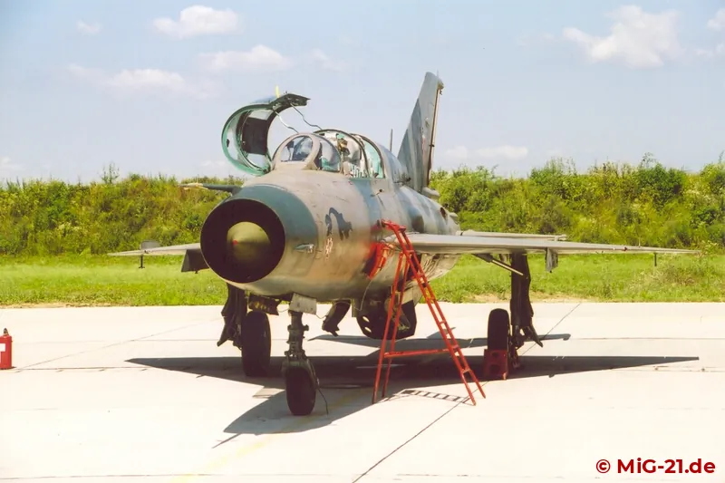 ... darunter eine MiG-21UM.