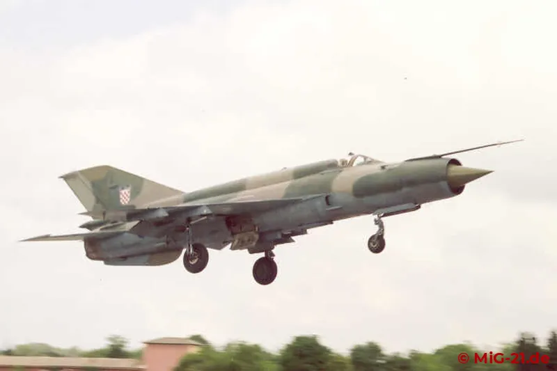 Die meisten kroatischen MiG-21 tragen keine äußerlich sichtbaren taktischen Nummern. Mit dieser Maßnahme …
