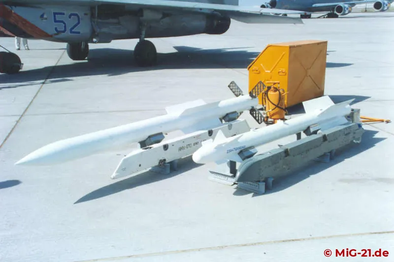 ... kann die MiG-21-93 die Luft-Luft-Raketen R-73 und R-77 tragen.