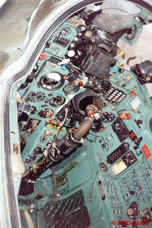 Die Kabinenausrüstung der MiG-21 repräsentiert den Stand der späten 50er Jahre, unabhängig davon, ob es sich …