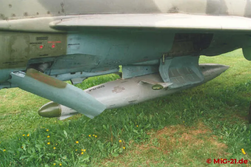 Der Störcontainer SM mit der Anlage SPS-141 kann von der MF-75 und der bis LASUR am Rumpfträger mitgeführt …