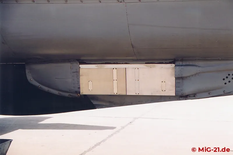 Die F-7P sind mit Störkörperwerfern unter dem Rumpfheck ausgestattet.