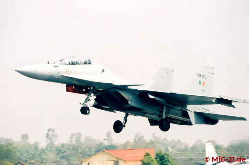 Der eigentliche Star der Aero India war natürlich die Su-30MKI, von der die ersten Exemplare im nahezu …